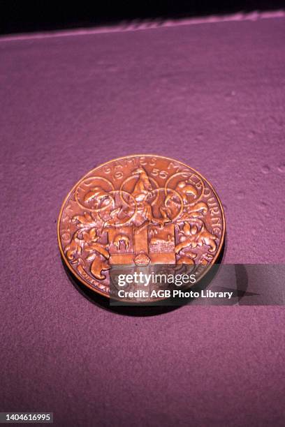 Medalha de participaçao da olimpíada de 1956 - Exposiçao 'Jogos Olímpicos: Esporte, Cultura e Arte' - Acervo do Museu Olímpico do COI, Medal of the...