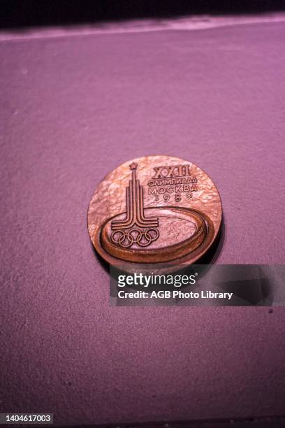 Medalha de participaçao da olimpíada de 1980 - Exposiçao 'Jogos Olímpicos: Esporte, Cultura e Arte' - Acervo do Museu Olímpico do COI, Medal of the...