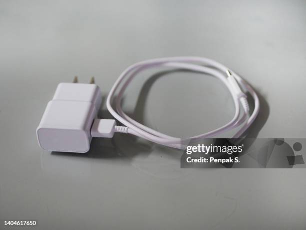 phone charger white color on the table - mobile phone charger stock pictures, royalty-free photos & images