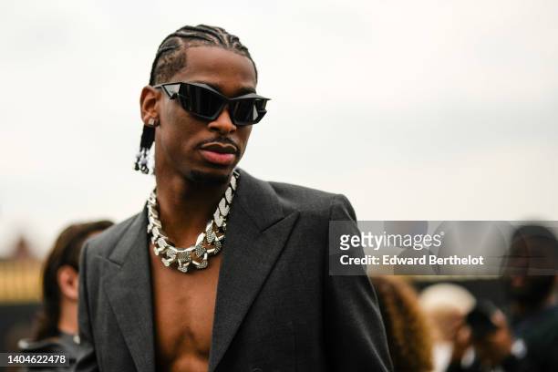 Shai Gilgeous-Alexander wears black sunglasses, a silver and News Photo  - Getty Images