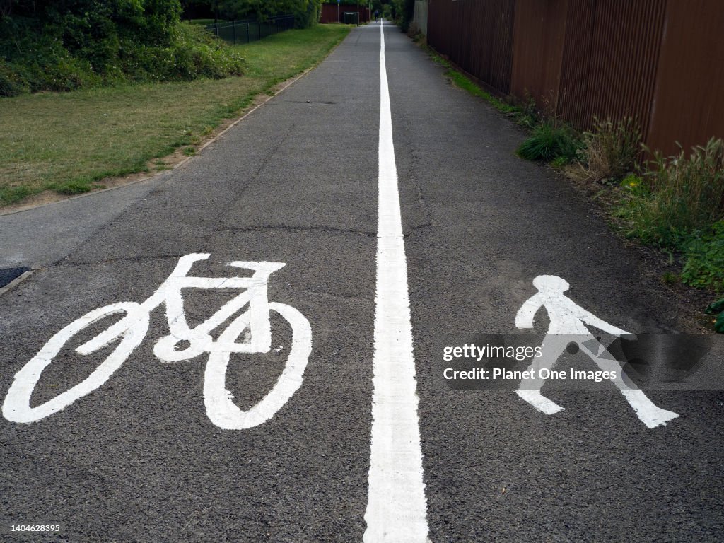 The choice - cycle or walk? A housing estate in Abingdon 2