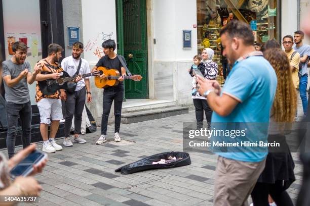 busking on istanbul's i̇stiklal avenue - istiklal avenue stock pictures, royalty-free photos & images