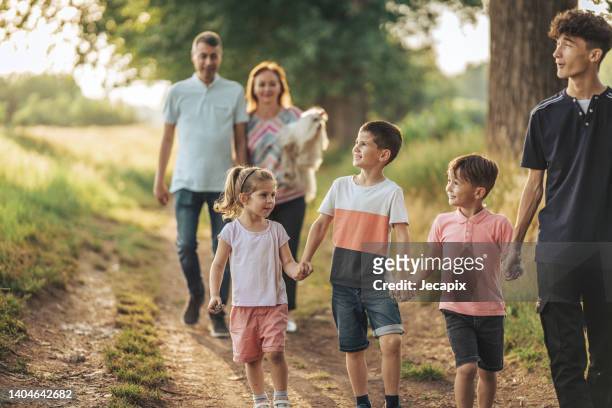 gran familia caminando en la naturaleza - toy dog fotografías e imágenes de stock