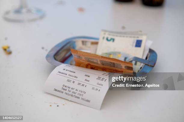 restaurant receipt in a small tray with euros - rechnung restaurant stock-fotos und bilder