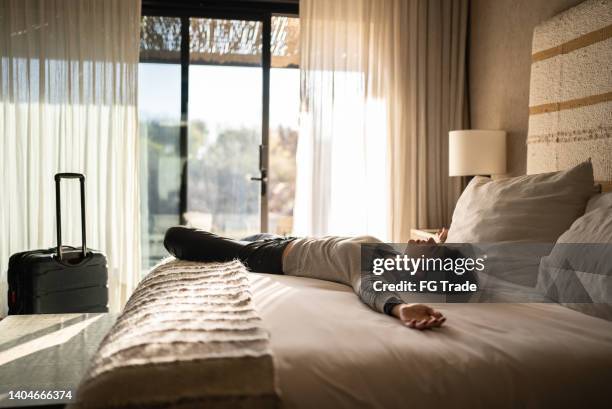 mujer llegada y descanso en un hotel - hotel fotografías e imágenes de stock