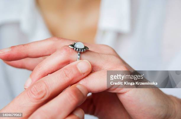 engagement ring - human finger 個照片及圖片檔