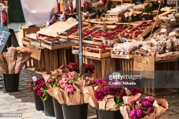 flower market at viktualienmarkt in munich, germany - viktualienmarkt stock pictures, royalty-free photos & images