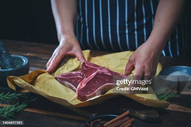hochwertiges rohes t-bone-steak - metzger stock-fotos und bilder