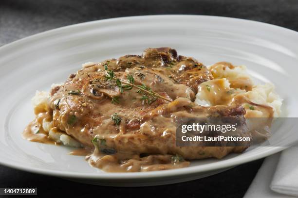côtelettes de porc braisées à la sauce crémeuse aux champignons - sauce à base de crème photos et images de collection