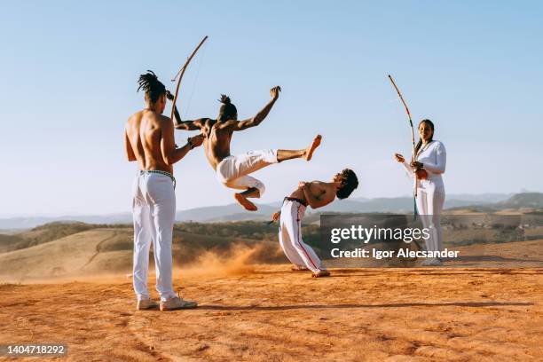 capoeira strikes - muziekstijl stockfoto's en -beelden