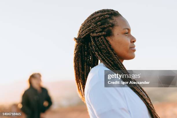 perfil de uma jovem com cabelo trançado - side view - fotografias e filmes do acervo