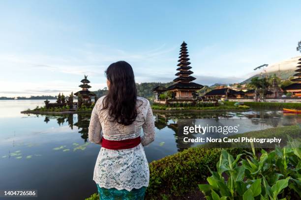 indonesian woman in balinese kebaya at pura ulun danu bratan in bedugul - pura ulu danau temple stock pictures, royalty-free photos & images