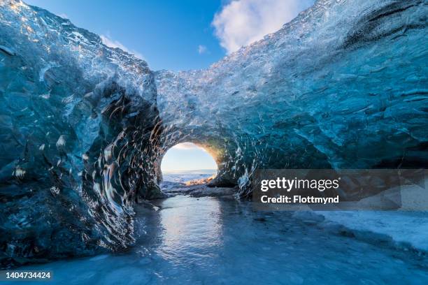 sunrise over ice caves at thenbreidamerkurjokull glacier, part of the vatnajokull glacier, in the very early hours of the winterday - vatnajokull photos et images de collection