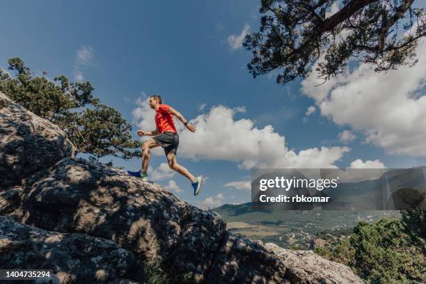 mountain cross country running - moving up - cliff climb stock pictures, royalty-free photos & images