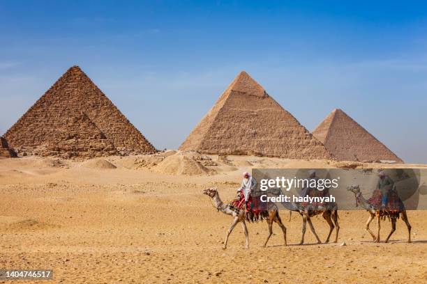 bedouins and pyramids - great pyramids of egypt stock pictures, royalty-free photos & images