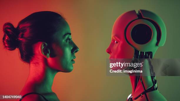 human vs robot - robô imagens e fotografias de stock