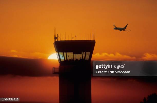 airport control tower - サンタアナ ストックフォトと画像