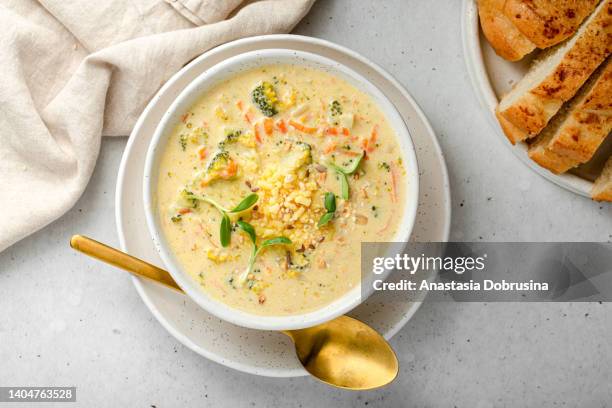 homemade broccoli soup with cheddar cheese - soep stockfoto's en -beelden