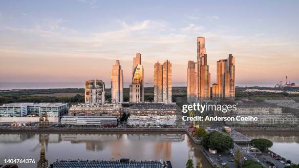 dawn at puerto madero and commercial buildings - puerto madero 個照片及圖片檔