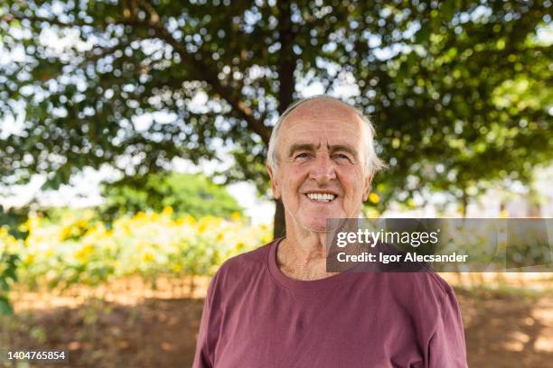 smiling elderly man on the farm - early retirement stockfoto's en -beelden