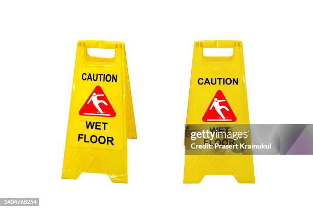 wet floor sign isolated on white with clipping path - opgepast-gladde-vloer stockfoto's en -beelden
