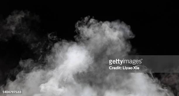 dry ice evaporation fog - dry ice black background stock pictures, royalty-free photos & images