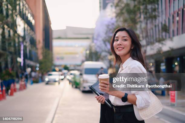 young business woman on the way - etnia do sudeste asiático imagens e fotografias de stock