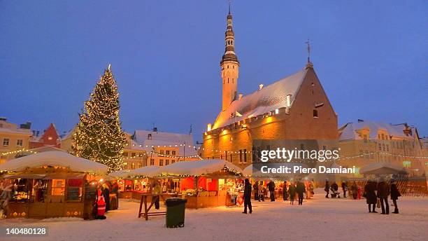 tallinn christmas market - tallin fotografías e imágenes de stock