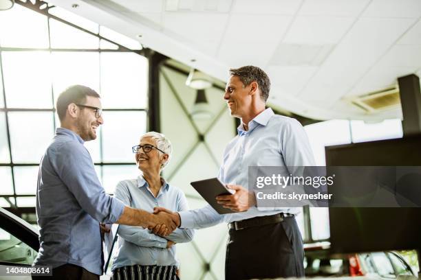 business colleagues came to an agreement with car salesperson in a showroom. - ocupação na indústria de serviços imagens e fotografias de stock