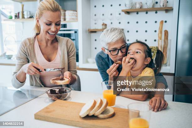 glückliche familie frühstücken. - mutter kind brot glücklich stock-fotos und bilder