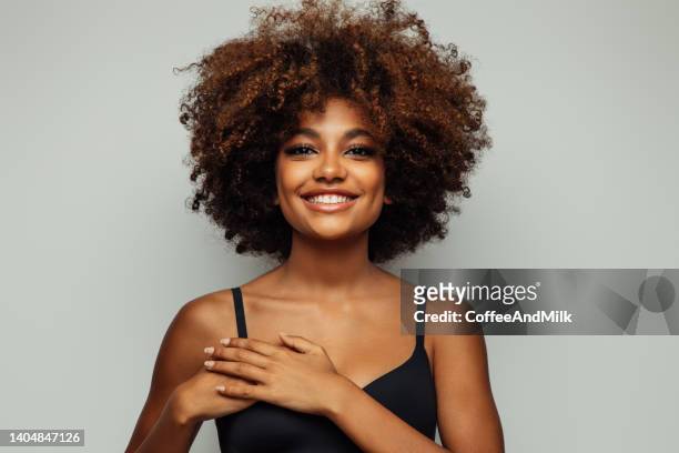 hermosa mujer afro con maquillaje perfecto - black teenage models fotografías e imágenes de stock