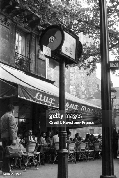 La terrasse du bar 'Les Deux Magots' à Paris, en 1960.