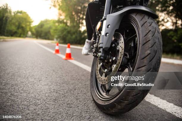 motorradfahren lernen - fahrschule stock-fotos und bilder