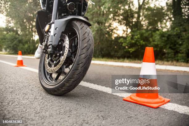 motorradfahren lernen - fahrschule stock-fotos und bilder