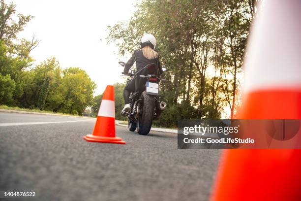 learning to ride a motorcycle - motorbike ride stockfoto's en -beelden