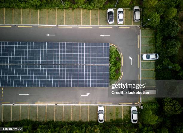 solar panels overlooking the parking lot - toldo estructura de edificio fotografías e imágenes de stock