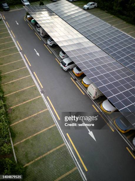 high angle view of solar panel canopy in parking lot - green economy foto e immagini stock