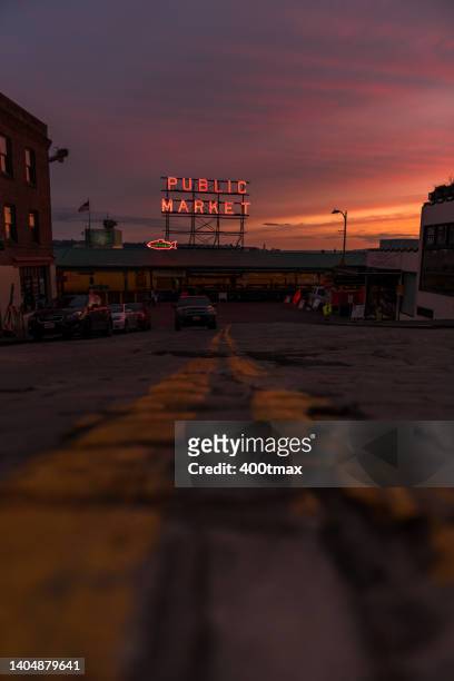 seattle sunset - pike place market sign stockfoto's en -beelden