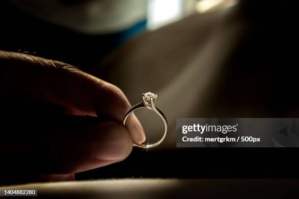 cropped hand holding ring,kayseri,turkey - alles aus einer hand stock-fotos und bilder