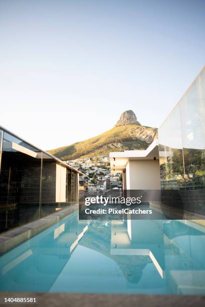 luxury rooftop swimming pool with mountain views in the city - rooftop pool imagens e fotografias de stock