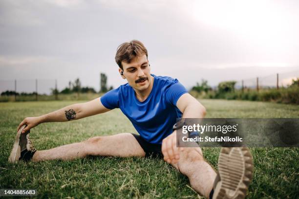 exercícios de alongamento antes de cada treino - músculo quadríceps - fotografias e filmes do acervo