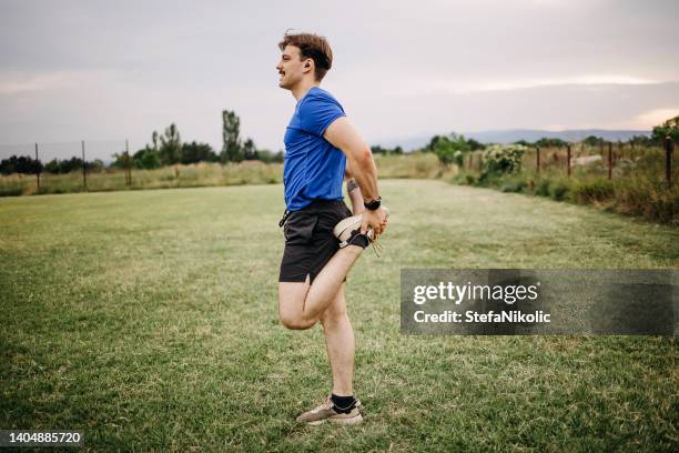 exercícios de alongamento antes de cada treino - músculo quadríceps - fotografias e filmes do acervo