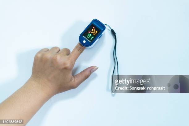 close-up of a man's hand measuring blood oxygen levels - bloedcirculatie stockfoto's en -beelden