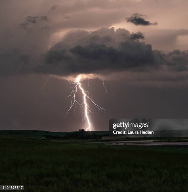 lightning bolts on the great plains - great plains fotografías e imágenes de stock
