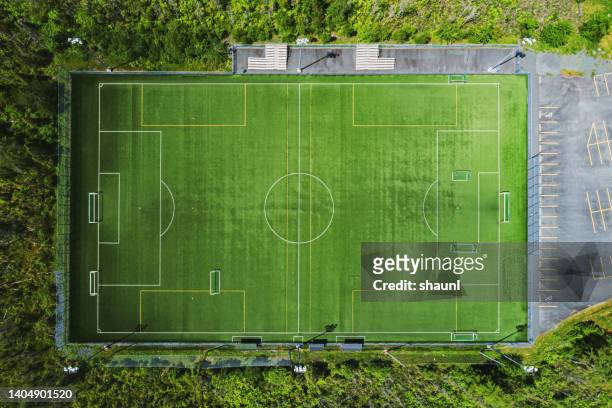 empty soccer field - aerial view of football field stockfoto's en -beelden