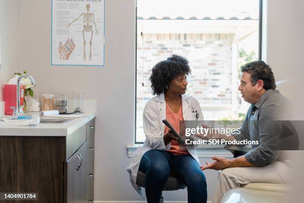 coordenador de faturamento se reúne com paciente - registo-médico-eletrónico - fotografias e filmes do acervo