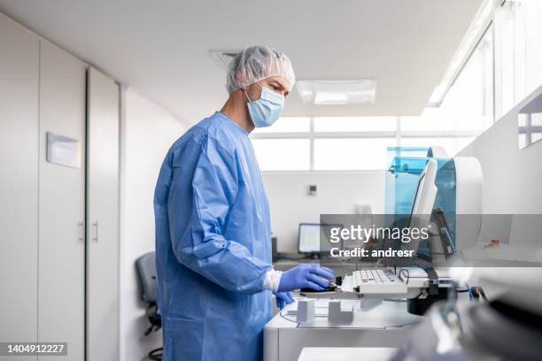 technicien travaillant au laboratoire analysant des échantillons de sang - pathologist photos et images de collection