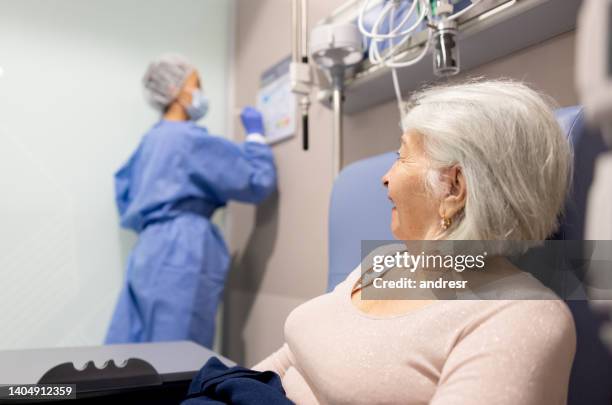 paciente com câncer fazendo quimioterapia no hospital - infused - fotografias e filmes do acervo