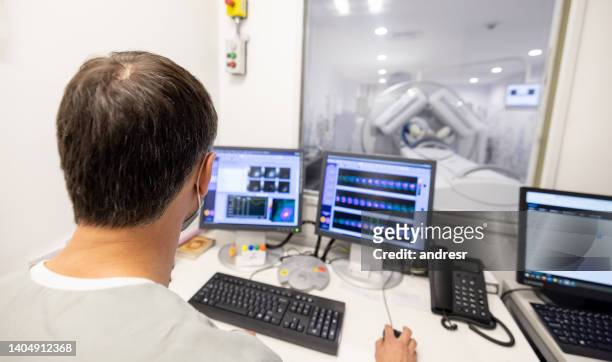 radiologue effectuant une irm à l’hôpital - tomographie par émission de positrons photos et images de collection