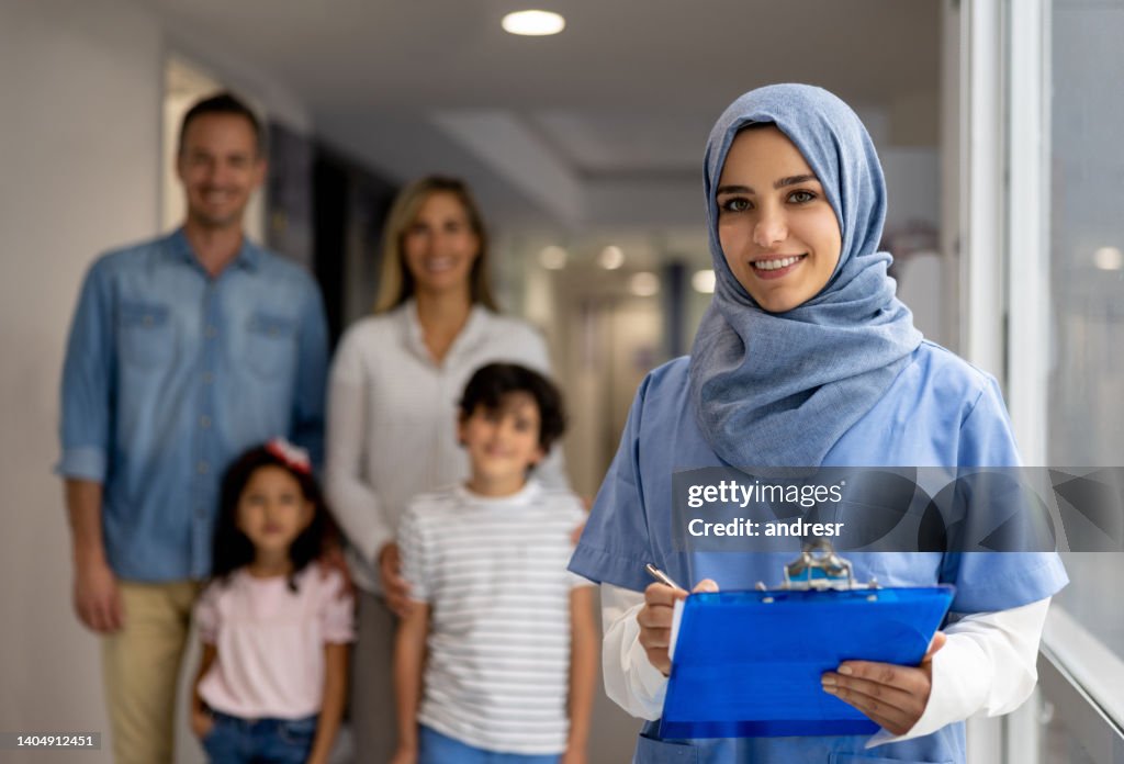 Muslimische Frau, die als Hausärztin im Krankenhaus arbeitet